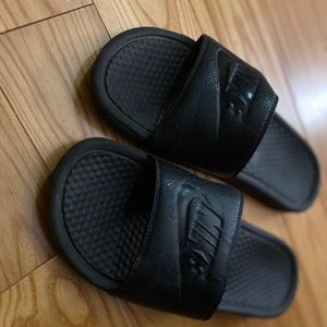 Black nike slides